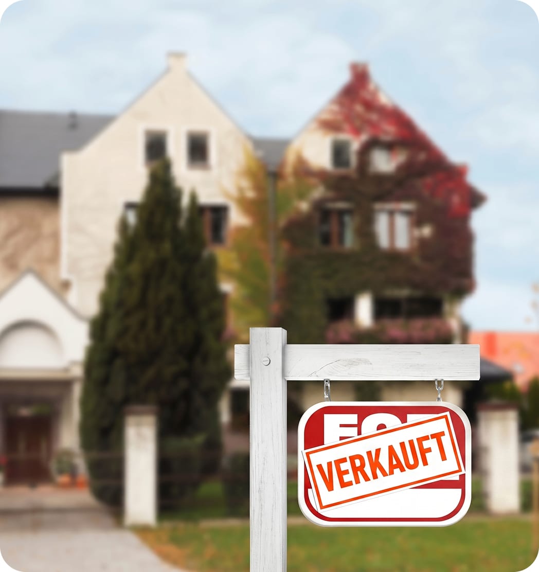 Immobilienmakler ubergibt Schlussel an gluckliches Paar in Wohnung