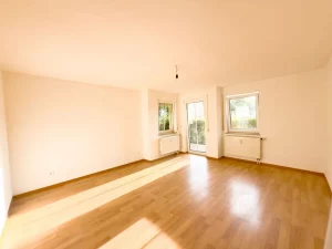Helle 2-Zimmer-Gartenwohnung mit Südwest-Eckgarten – Bild 3