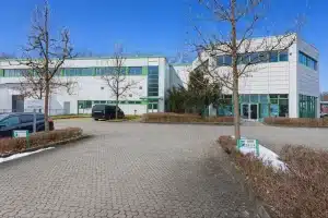 Großzügige Halle mit Showroom und Büro – Bild 1