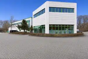 Großzügige Halle mit Showroom und Büro – Bild 2