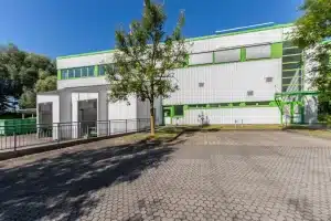Großzügige Halle mit Showroom und Büro – Bild 3